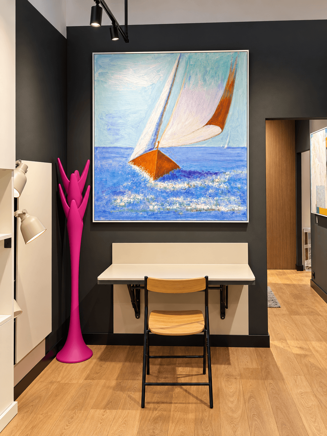 Obraz z żaglówką nad biurkiem w salonie Abar Interior Art w Domotece